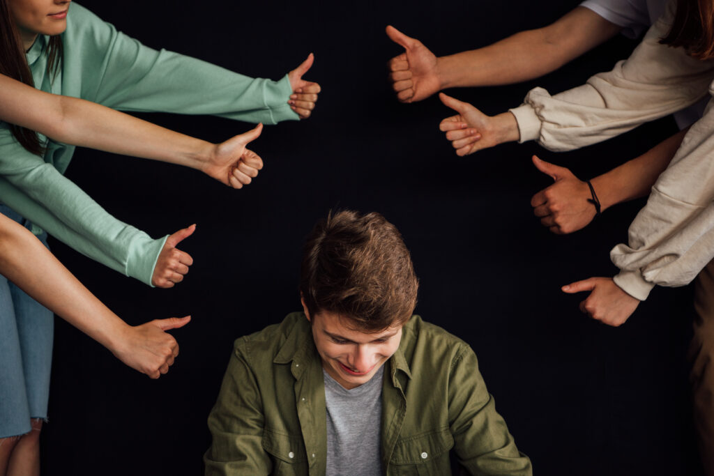 Bazı insanlar sizi iyi olduğunuz için değil, itiraz etmediğiniz için hayatında tutar.