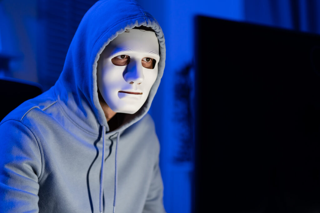 Bu maske başlangıçta bizi korusa da, zamanla gerçek benliğimizin nefes almasını engeller.